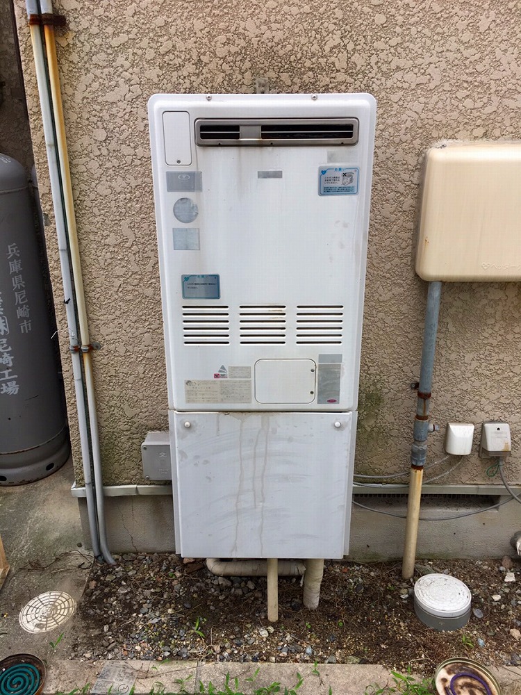 兵庫県尼崎市 M様  ノーリツエコジョーズ給湯器 GT-C2462SAWX BL 24号シンプル（オート）追焚付給湯器 交換前