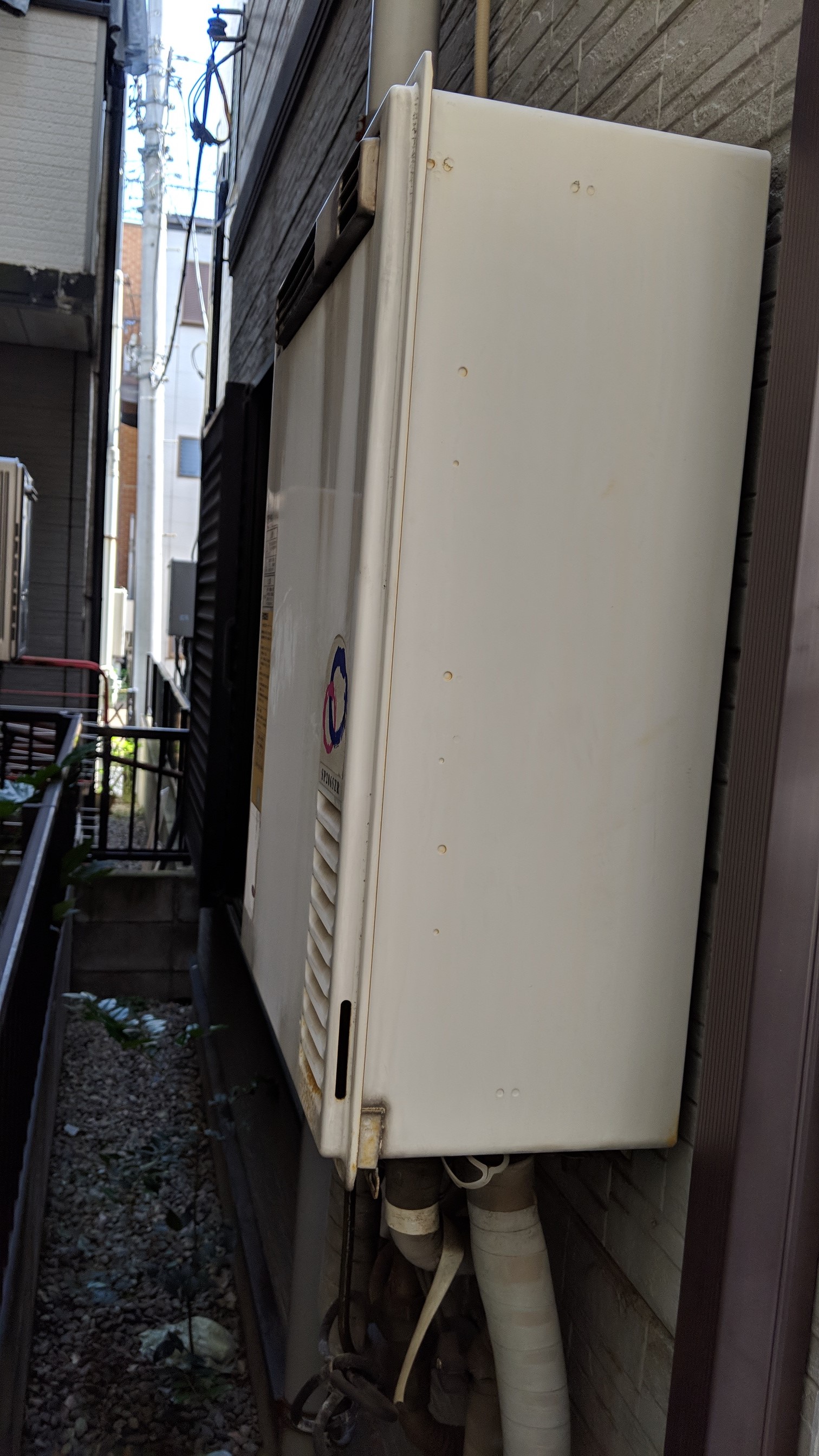東京都荒川区 Ｏ様 ノーリツエコジョーズ GT-C2462SAWX BL 24号シンプル（オート）追焚付給湯器 交換工事 交換前