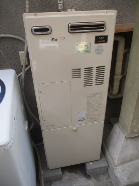 京都府京都市西京区 H様 ノーリツ給湯器 GT-2460SAWX-1 BL 24号オート追焚付給湯器 交換工事 交換前