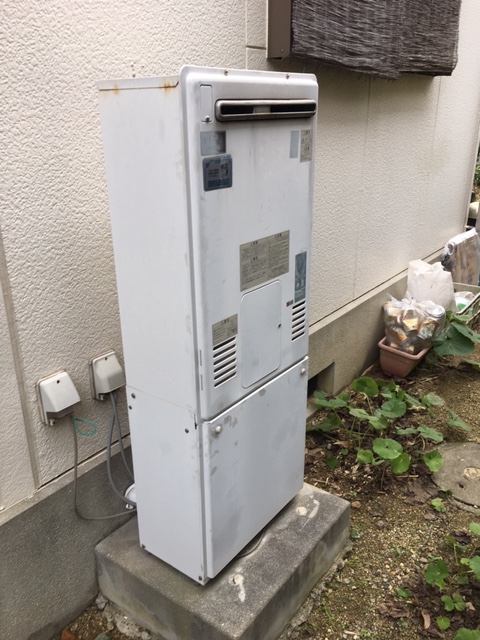 大阪府和泉市 Ｔ様 ノーリツエコジョーズ GT-C2462SAWX BL 24号シンプル（オート）追焚付給湯器 交換工事 交換前