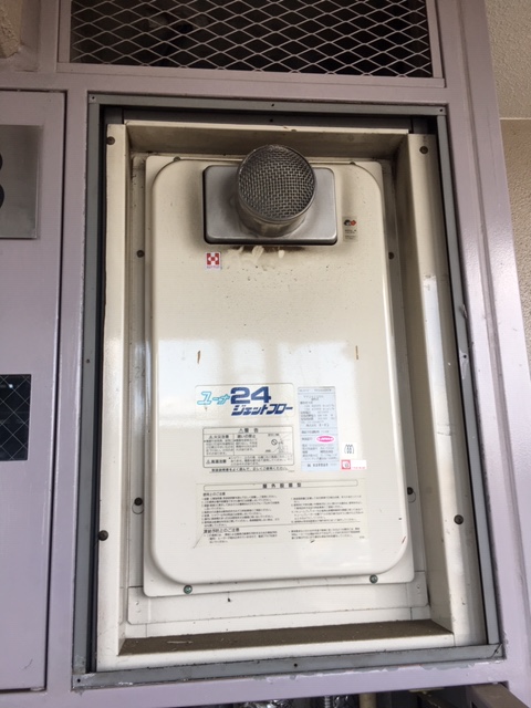 埼玉県さいたま市緑区 Ｈ様 ノーリツ給湯器 GQ-2427AWX-T-DX BL 24号高温水供給式給湯器 交換工事 交換前