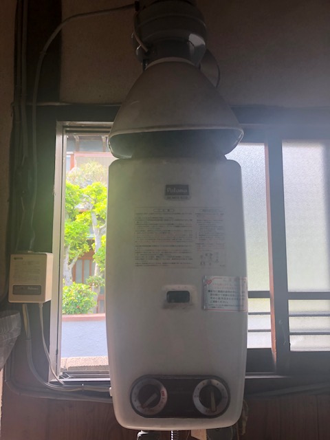 大阪府摂津市 Ｙ様 リンナイ給湯器 RUX-V1615SWFA(A)-E 16号オートストップ給湯専用給湯器 交換工事 交換前