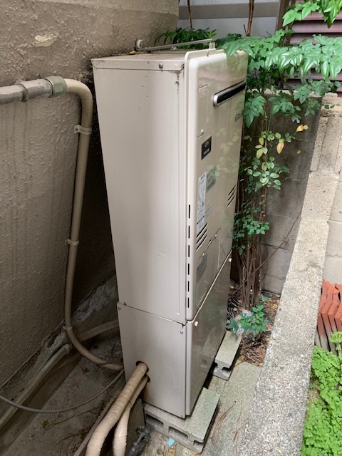 大阪府寝屋川市 Ｈ様 リンナイエコジョーズ RUF-E2405SAW(A) 24号オート追焚付給湯器 交換工事 交換前