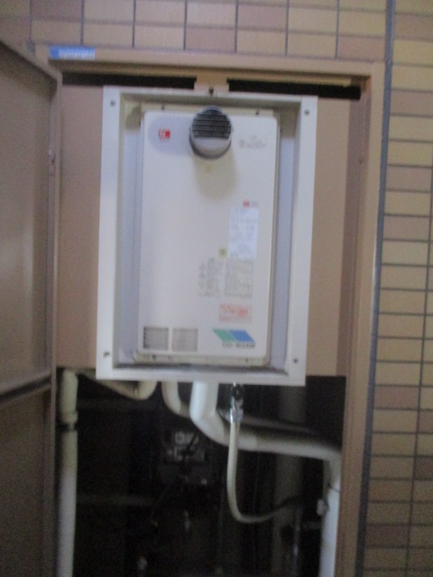 兵庫県神戸市中央区 F様 都市ガス リンナイ給湯器 RUJ-A1610T 16号高温水供給式給湯器 交換工事 交換前
