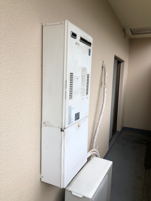 兵庫県西宮市 S様 都市ガス ノーリツ給湯器 GQH-2443AWXD-DX BL 24号高温水供給式暖房給湯器 交換工事 交換前