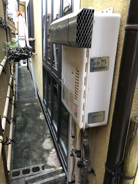 大阪府和泉市 N様 都市ガス リンナイ給湯器 RUX-A1616W-E 16号オートストップ給湯専用給湯器 交換工事 交換前