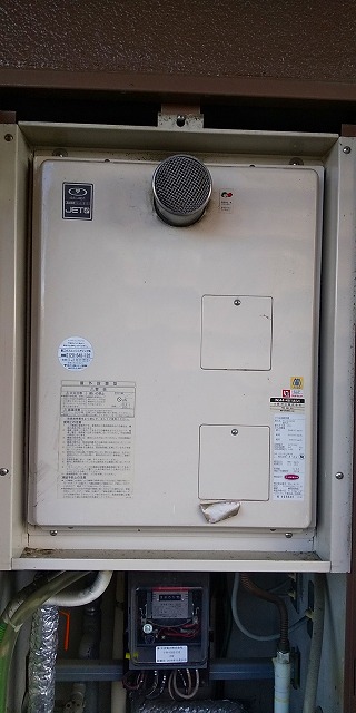大阪府和泉市 Ｍ様 都市ガス リンナイ給湯器 RUJ-A1610T 16号高温水供給式給湯器 交換工事 交換前