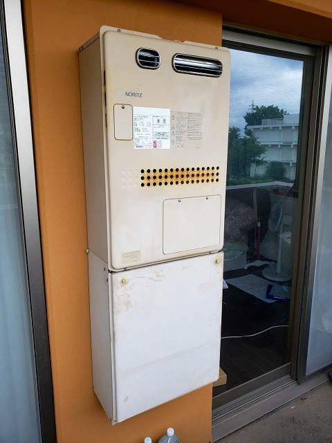 東京都府中市 Ｔ様 都市ガス ノーリツエコジョーズ GTH-C2450AW3H-1 BL 24号スタンダード（フルオート）給湯暖房給湯器 交換工事 交換前