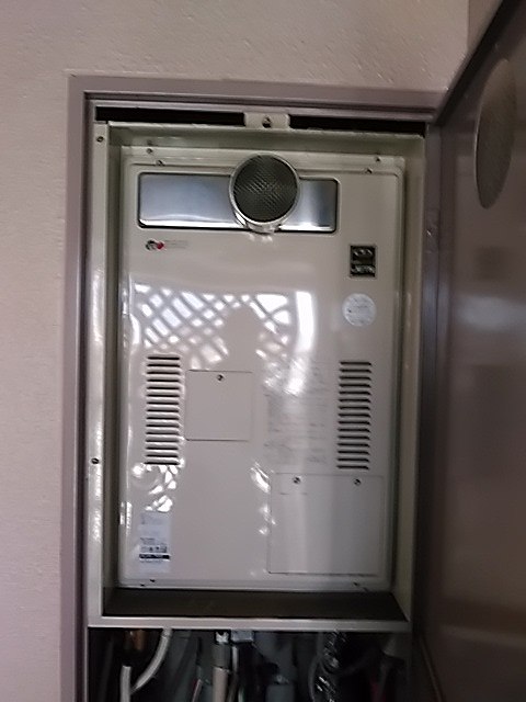 大阪府大阪市西区 Ｋ様 都市ガス ノーリツ給湯器 GQH-2443AWX3H-T-DX BL 24号高温水供給式暖房給湯器 交換工事 交換前