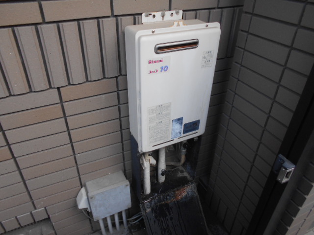 奈良県生駒市 Ｉ様 都市ガス リンナイ給湯器 RUX-A1616W-E 16号給湯専用給湯器 交換工事 交換前