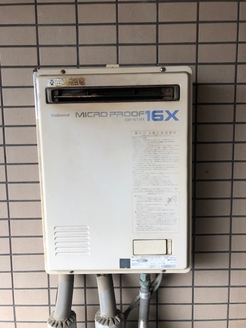 滋賀県大津市 Ｍ様 都市ガス リンナイ給湯器 RUX-A1616W-E 16号オートストップ給湯専用給湯器 交換工事 交換前