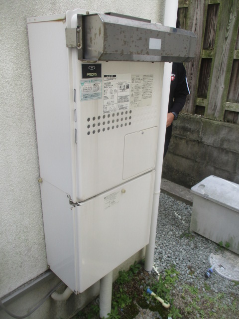 兵庫県宝塚市 Ｉ様 都市ガス ノーリツエコジョーズ GTH-C2450SAW3H-1 BL 24号シンプル（オート）給湯暖房給湯器 交換工事 交換前