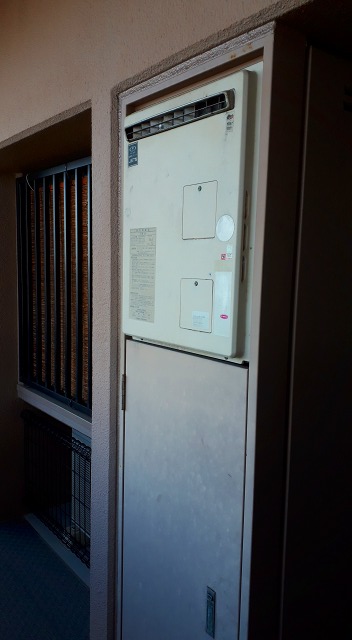 兵庫県西宮市 T様 都市ガス リンナイ給湯器 RUJ-A1610W 16号高温水供給式給湯器 交換工事 交換前