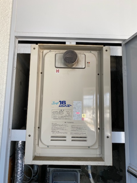 兵庫県明石市 Ｈ様 都市ガス リンナイ給湯器 RUJ-A1610T 16号高温水供給式給湯器 交換工事 交換前