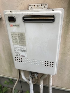 東京都東村山市 Ｈ様 都市ガス ノーリツ給湯器 GT-2460SAWX-1 BL 24号オート追焚付給湯器 交換工事 交換前