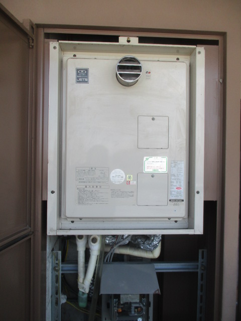 兵庫県尼崎市 A様 都市ガス リンナイ給湯器 RUJ-A1610T 16号高温水供給式給湯器 交換工事 交換前