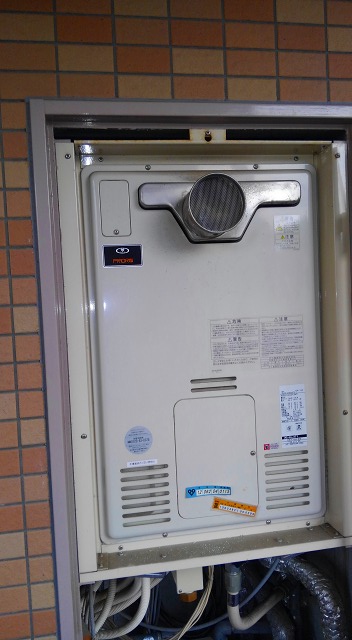 兵庫県尼崎市 K様 都市ガス リンナイ給湯器 RUFH-A2400AT2-3 24号フルオート給湯暖房給湯器 交換工事 交換前