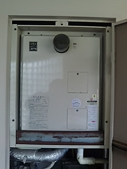 兵庫県神戸市灘区 K様 都市ガス リンナイ給湯器 RUJ-A1610T 16号高温水供給式給湯器 交換工事 交換前