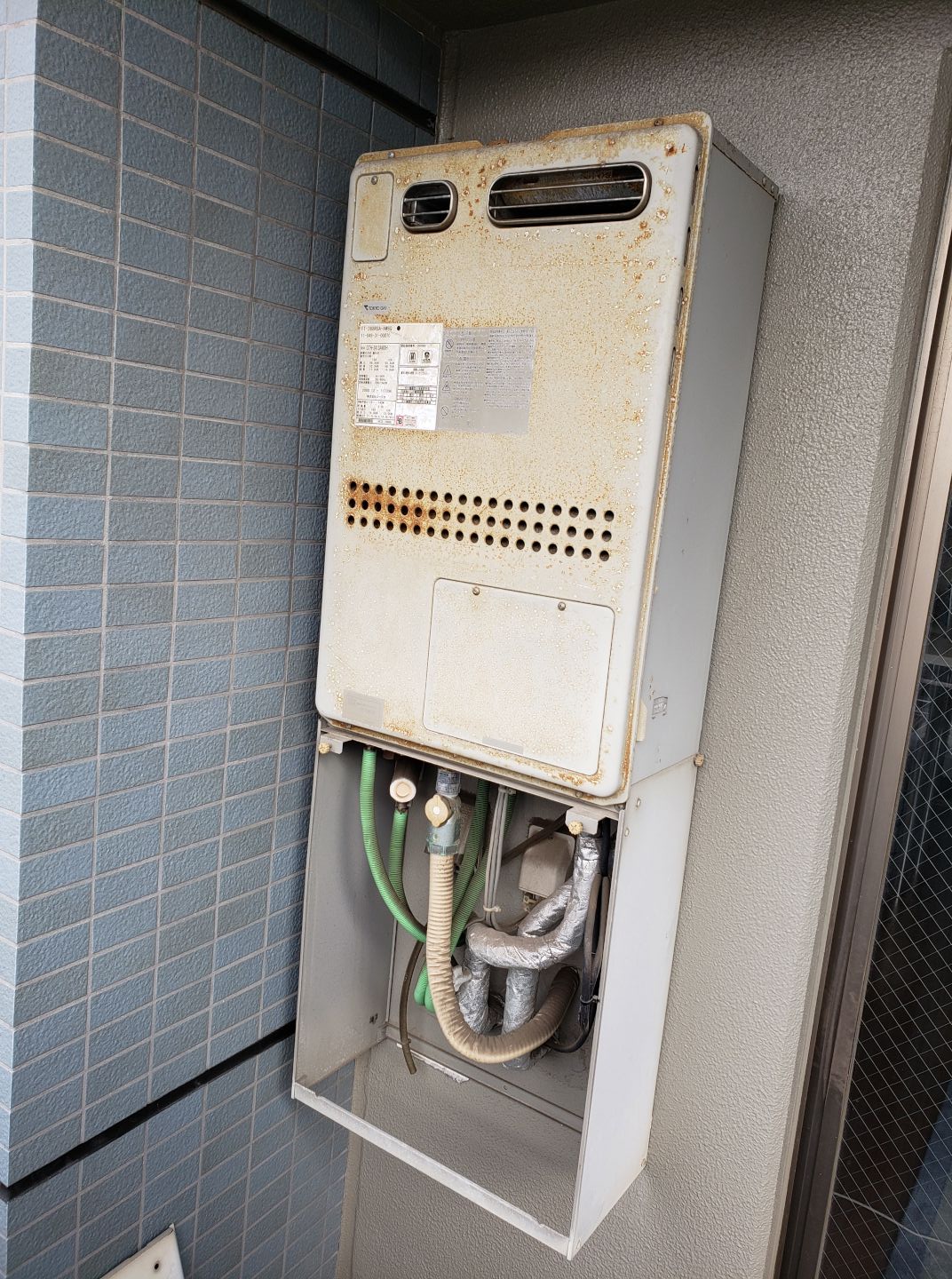 神奈川県横浜市西区 Ｍ様 都市ガス ノーリツエコジョーズ  GTH-C2460AW3H BL 24号スタンダード（フルオート）給湯暖房給湯器 交換工事 交換前