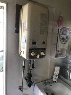 神奈川県横須賀市 M様 都市ガス リンナイ給湯器 RUX-V1615SFFBA-E 16号オートストップ給湯専用給湯器 交換工事 交換前