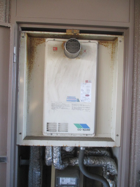 奈良県天理市 Ｏ様 都市ガス ノーリツ給湯器 GQ-1627AWX-T-DX BL 16号高温水供給式給湯器 交換工事 交換前