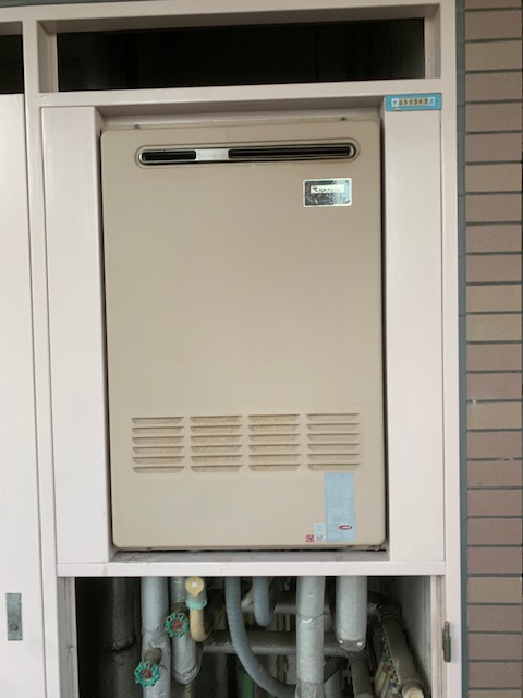 東京都江東区 Ｈ様 都市ガス リンナイ給湯器 RUFH-A1610AW 16号フルオート給湯暖房給湯器 交換工事 交換前