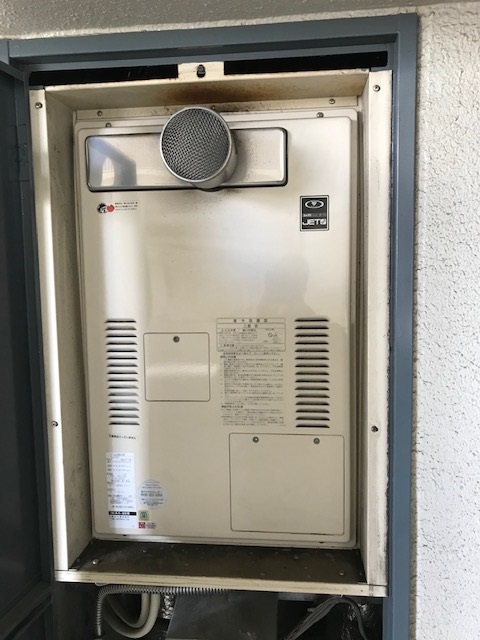 大阪府大阪市淀川区 O様 都市ガス ノーリツ給湯器 GQH-2443AWXD-T-DX BL 24号高温水供給式暖房給湯器 交換工事 交換前