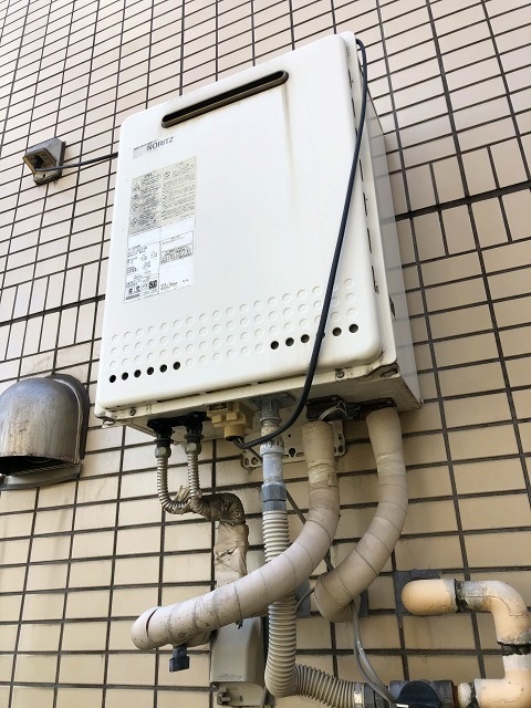 東京都世田谷区 M様 都市ガス ノーリツエコジョーズ GT-C1662SAWX BL 16号オート追焚付給湯器 交換工事 交換前