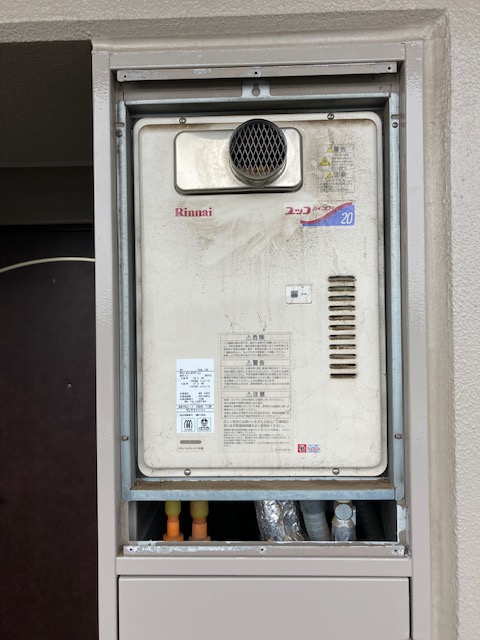 千葉県柏市 Ｉ様 都市ガス リンナイ給湯器 RUJ-A1610T 16号高温水供給式給湯器 交換工事 交換前