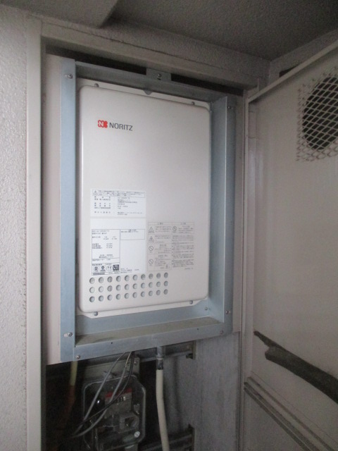 兵庫県伊丹市 S様 都市ガス ノーリツ給湯器 GQ-1626AWX-TB-DX BL 16号高温水供給式給湯器 交換工事 交換前