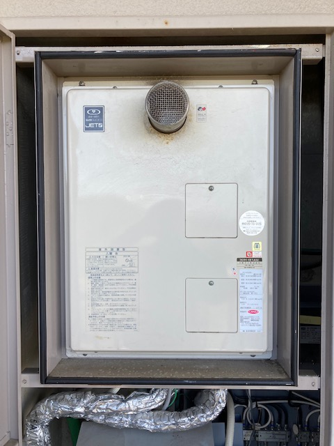 兵庫県神戸市北区 Ｋ様 	都市ガス リンナイ給湯器 RUJ-A1610T 16号高温水供給式給湯器 交換工事 交換前