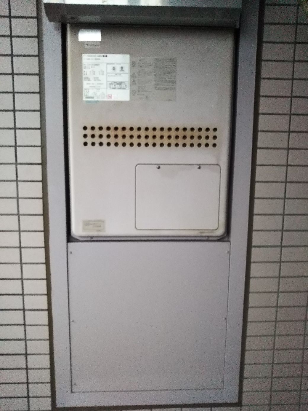 東京都葛飾区 Ｔ様 都市ガス ノーリツ給湯器 GTH-2444AWX3H-1 BL 24号フルオート給湯暖房給湯器 交換工事 交換前