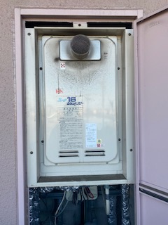兵庫県加古川市 Ｍ様 都市ガス リンナイ給湯器 RUJ-A1610T 16号高温水供給式給湯器 交換工事 交換前