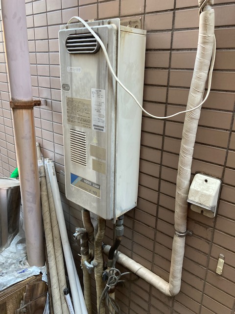 東京都北区 Ｍ様 都市ガス ノーリツ給湯器 GQ-1639WS-1 BL 16号オートストップ給湯専用給湯器 交換工事 交換前