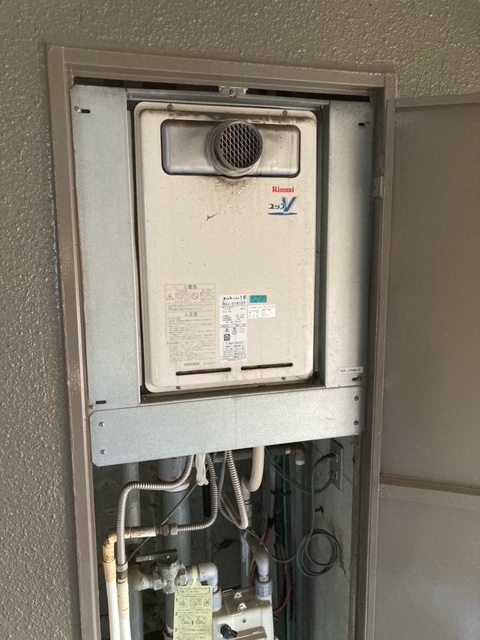 愛知県西尾市 Ｍ様 都市ガス リンナイ給湯器 RUJ-A2010T 20号高温水供給式給湯器交換工事 交換前