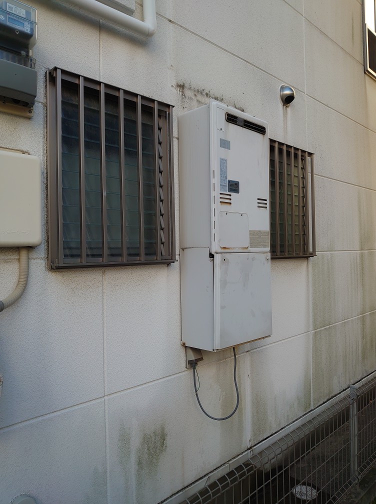 兵庫県西宮市 Ｍ様 都市ガス リンナイエコジョーズ RUFH-E2405SAW2-3(A) 24号オート給湯暖房給湯器 交換工事 交換前
