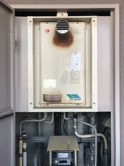 兵庫県川西市 Ｔ様 都市ガス リンナイ給湯器 RUJ-A1610T 16号高温水供給式給湯器 交換工事 交換前