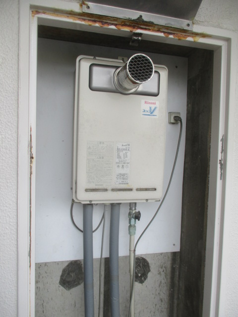 兵庫県尼崎市 Ｙ様 都市ガス リンナイ給湯器 RUX-A1616T-L-E 16号オートストップ給湯専用給湯器 交換工事 交換前
