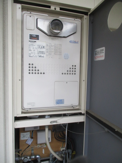大阪府大阪市城東区 Ｕ様 都市ガス ノーリツエコジョーズ GTH-C2460AW3H-T BL 24号スタンダード（フルオート）給湯暖房給湯器 交換工事 交換前
