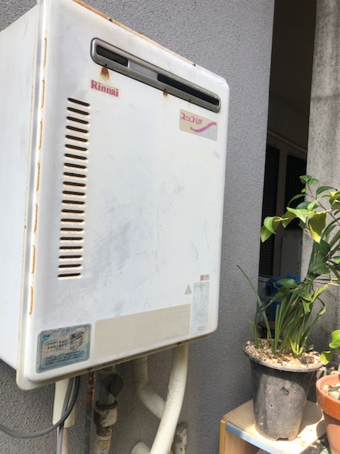 京都府宇治市 Ｉ様 都市ガス リンナイ給湯器 RUF-A1615SAW(B) 16号オート追焚付給湯器 交換工事 交換前
