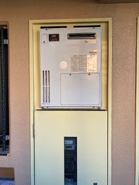 大阪府寝屋川市 K様 都市ガス リンナイ給湯器 RUJ-A1610W 16号高温水供給式給湯器 交換工事 交換前