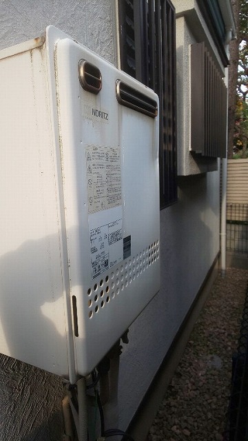 東京都足立区 O様 都市ガス ノーリツエコジョーズ 	GT-C2462SAWX BL 24号シンプル（オート）追焚付給湯器 交換工事 交換前