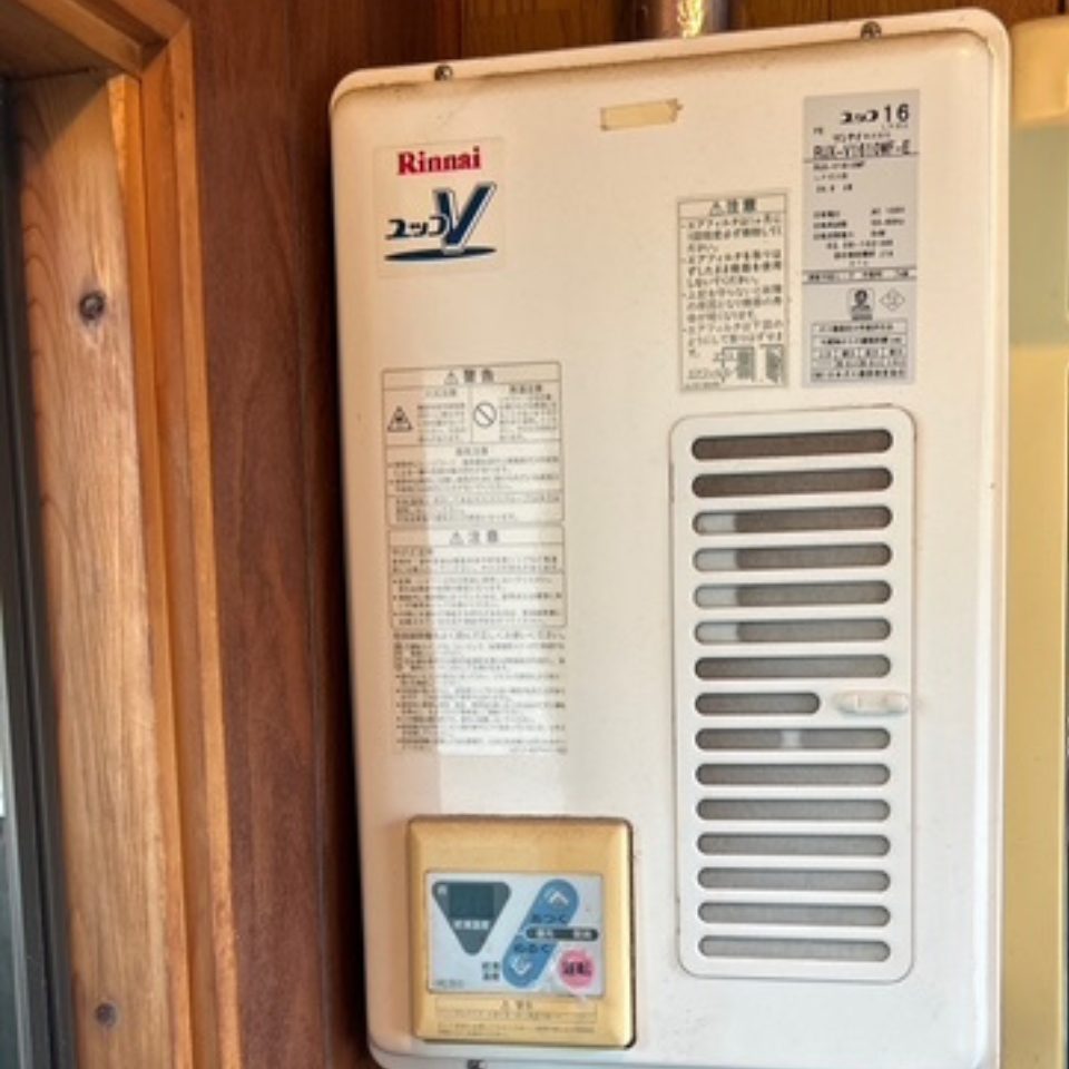 大阪府八尾市 K様 リンナイ RUX-V1615SWFA(B)-E 16号給湯専用給湯器 交換工事 交換前