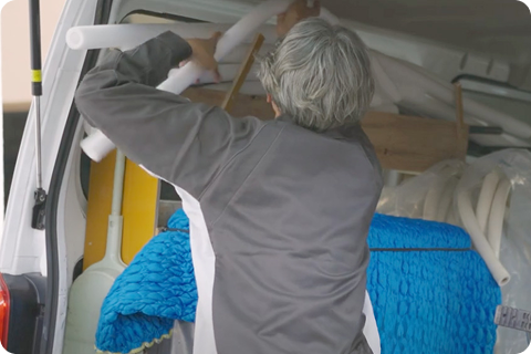 交換部品を搬出するスタッフ