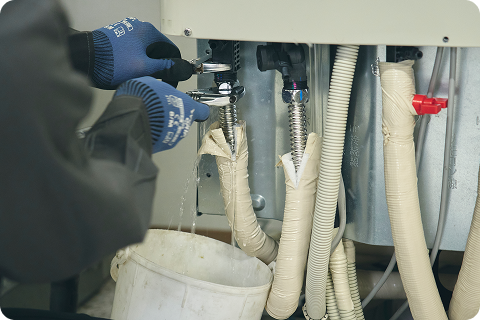 ガス漏れの点検をするスタッフ