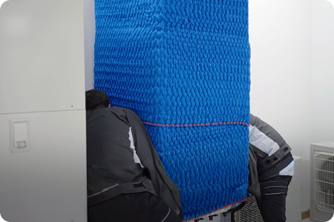エコキュート本体を撤去しようとしているスタッフ