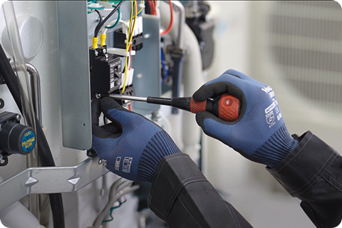 既設エコキュートを取り外そうとするスタッフ