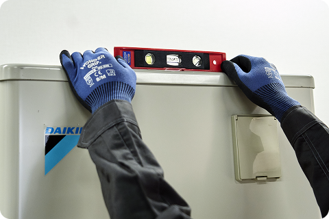 水平器を使用して細かく角度調整