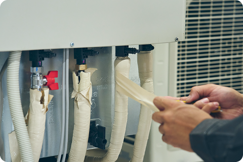 保温材を巻き付けているスタッフ