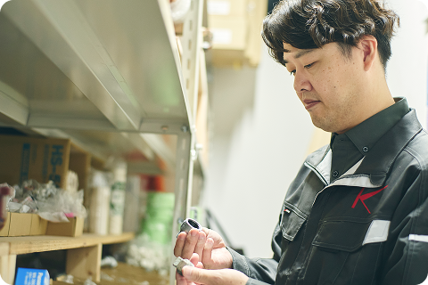 倉庫で部品を確認するスタッフ